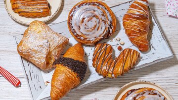 Ein hübsches Arrangement von frisch gebackenen Gebäckstücken auf einem Tablett. Die Auswahl umfasst Croissants, Zimtschnecken und andere süße Leckereien. | © MPREIS Warenvertriebs GmbH