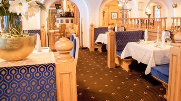 Ein einladendes Restaurant mit gemütlichen Sitzbereichen und eleganter Dekoration. Die Atmosphäre ist freundlich und warm.
