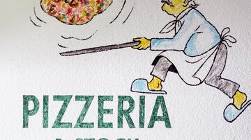 Ein Wandgemälde eines Kochs, der eine Pizza wirft. Darunter steht "Pizzeria 1. STOCK".