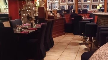 Ein gemütliches Restaurant mit eleganten Tischen und einer einladenden Atmosphäre. Im oberen Bereich sind verschiedene Köstlichkeiten und Getränke abgebildet.