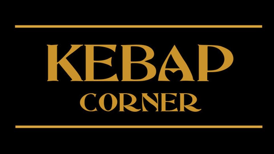Ein schwarzes Schild mit goldener Schrift. Darauf steht "KEBAP CORNER".