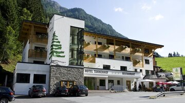 Ein modernes Hotel mit einem klaren Design in den Alpen. Das Hotel Tannenhof hat einen angegliederten Restaurantbereich und eine schöne Umgebung.